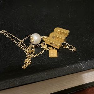 John wind gold necklace “M” Muse with pearl detail